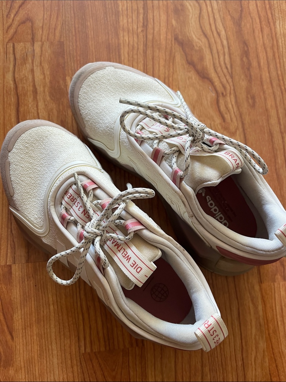 Sz 7 adidas Cream Sneakers